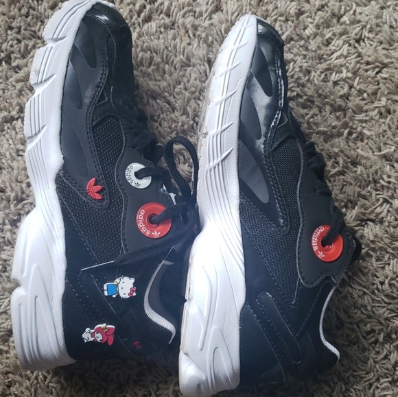 Hello Kitty Shoes 😺 ❤ - Picture 3 of 7